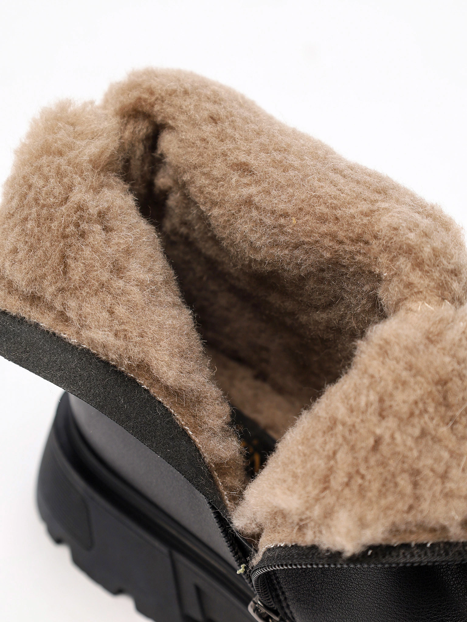 Ботинки черного цвета на рельефной подошве